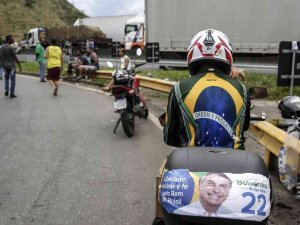 Brezilya’da Seçimi Kaybeden Bolsonaro’nun Destekçileri Yolları Trafiğe Kapattı