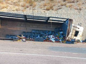Karaman’da Elma Yüklü Kamyon Devrildi: 3 Yaralı