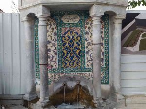 Doktor Cahit Yılmaz: "Kütahya Çinili Çeşmesi’nin Üzerindeki Çiniler, Gerçek Orijinal Çiniler Değil"