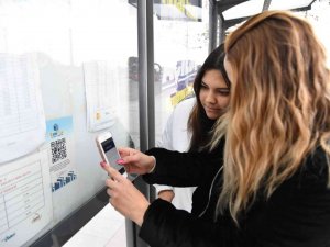 Balıkesir’de Durak Ve Otobüslerde Beklemek Boş Zaman Olmaktan Çıkıyor