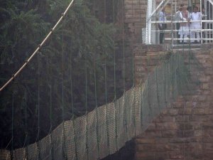 Hindistan Başbakanı Modi, Köprü Faciasının Yaşandığı Bölgeyi Ziyaret Etti