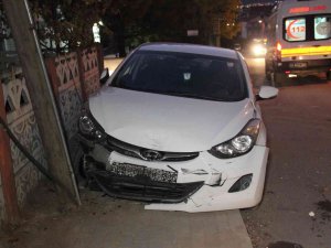 Kaza Sonrasında Savrulan Otomobil, Direğe Çarparak Durabildi