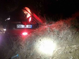 Otomobil Şarampole Devrildi: 2 Yaralı