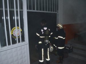 Okulun Kapalı Spor Salonunda Çıkan Yangın Korkuttu