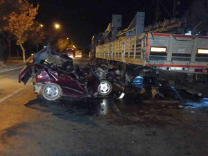Konya’da Tıra Çarparak Hurdaya Dönen Otomobilin Sürücüsü Ağır Yaralandı