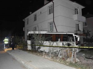 Karaman’da Kamyonet İle Çarpışan İşçi Midibüsü Binaya Çarparak Durabildi: 12 Yaralı