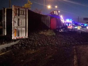 Samsun’da Kömür Yüklü Tır Devrildi: 1 Yaralı