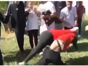Liseli Kızlar Yumruk Yumruğa Kavga Etti, Arkadaşları Gülerek İzledi