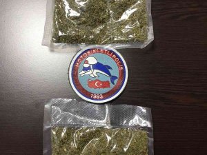 Polisi Görünce Uyuşturucu Paketlerini Yere Attılar
