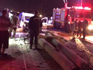 Önüne Köpek Çıkan Araç Manevra Yaparken Beton Direği Devirdi