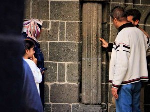 El Cezeri’nin Depremin Habercisi Olan Tarihi Sütunlarını Gören Turistler Hayran Kalıyor