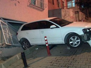 Beşiktaş’ta Facianın Eşiğinden Dönüldü: Yokuş Aşağı Kayan Otomobil Eve Daldı