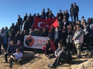 Üniversite Öğrencileri Küçük Sivri Tepesi’ne Tırmandı