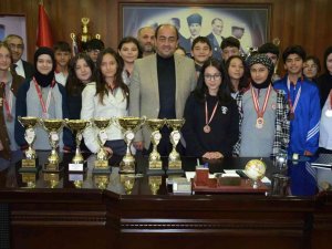 Madalya Ve Kupalarıyla Başkan Demirtaş’a Gittiler