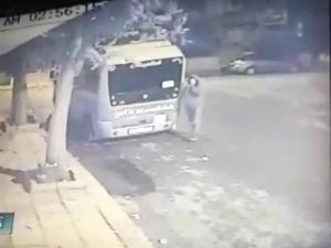 Kartal’da Minibüs İçinden Hırsızlık Kamerada