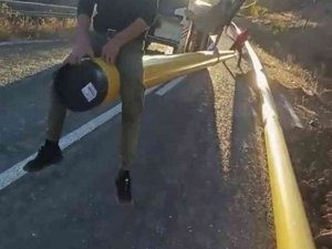 Kepçenin Taşıdığı Boruya Oturan İşçiler Hem Eğlendi Hem De Canlarını Tehlikeye Attı