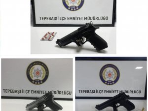 Şüpheli 3 Şahsın Üzerinden Tabanca, Mermi Ve Uyuşturucu Hap Ele Geçirildi