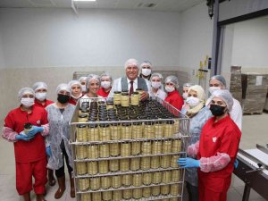 Zahmetle Toplanan Narlar Efelerli Kadınların Elinde Ekşiye Dönüşüyor