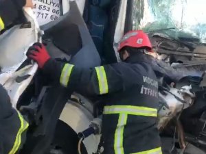 Hurdaya Dönen Kamyonda Sıkışan Yaralı Böyle Kurtarıldı
