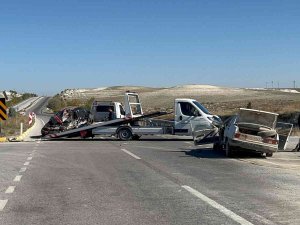 Otomobillerin Hurdaya Döndüğü Kazada 1 Kişi Öldü, 4 Kişi Yaralandı