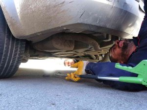 Yavru Kediyi Bulunduğu Yerden Çıkartmak Kolay Olmadı