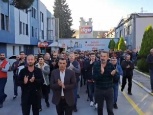 Dyo İşçileri Eylemde: Hesaplarına Yatan Paraları Yönetim Binasının Önüne Bıraktılar