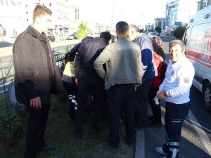 Otomobilin Çarptığı Çocuk Refüje Düştü
