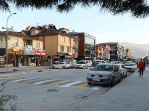 Cadde Üzerinde Unutulan Şüpheli Çantalar Korkuya Neden Oldu