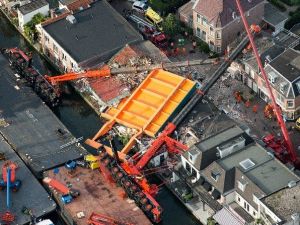 Hollanda’da İki Vinç Binaların Üzerine Devrildi: 20 Yaralı