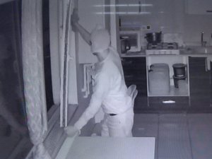 Kuaför Dükkanını Silip Sonra Soyan Titiz Hırsız Yakalandı