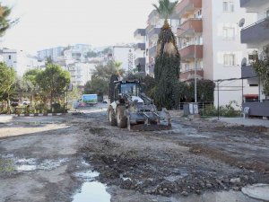 Kuşadası Belediyesi’nin Yol Yenileme Çalışmaları Devam Ediyor