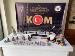 İ̇stanbul’da Operasyon Düzenlenen Daireden Cephanede Çıktı: Lav Silahı, Kalaşnikof, El Bombası Bulundu