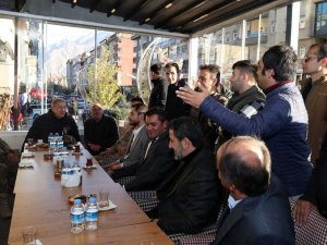 Bakan Akar Hakkari’de Esnafı Ziyaret Etti