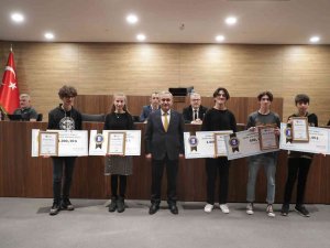 Yarışmada Derece Elde Eden Öğrencilerin Ödüllerini Başkan Işık Verdi