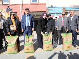 Akyurt’ta 30 Ton Tohum Çiftçilere Emanet