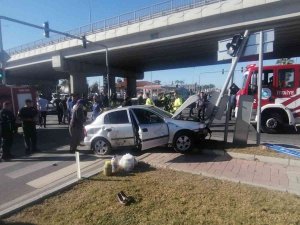 Antalya’da Otomobil Ve 2 Motosikletin Çarpıştığı Kazada 2 Kişi Yaralandı