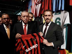 Cumhurbaşkanı Erdoğan’a Gaziantep Fk Forması