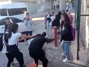 Kız Öğrenciler Ölesiye Birbirine Girdi Erkekler Seyretti