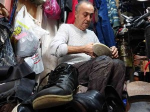 30 Yıldır 3 Metrekarelik Dükkanda Ayakkabı Tamiri Yapıyor, Taleplere Yetişemiyor