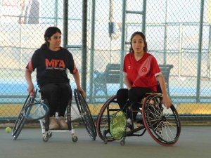 Engelleri Aşıp Tavsiye Üzerine Başladıkları Tenis Hayatları Oldu
