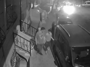 Gaziosmanpaşa’da 2 Çocuğun Zarar Veren Oyunu Kamerada: 7 Aracı Boydan Boya Bıçakla Çizdiler