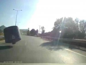 Zıplaya Zıplaya Gelen 10 Tonluk Su Tankından Böyle Kurtuldu