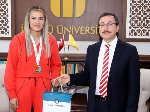 Dünya Boks Şampiyonu Hatice Akbaşın Adını Taşıyan Spor Salonu Açılacak