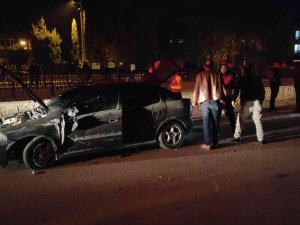 İ̇ki Otomobil Çarpıştı, Sürücüler Kazayı Yara Almadan Atlattı