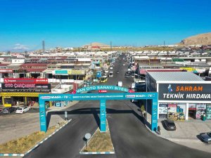 Van Büyükşehir Belediyesi Sanayi Sitesi Alanını Asfaltladı