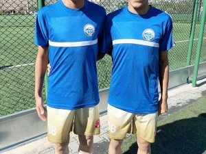 Aynı Takımdaki İkiz Futbolcular İlgi Odağı Oluyor