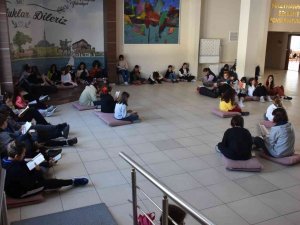 Konservatuvarda Öğrenciler Okuma Saatinde Kitap Okuyor