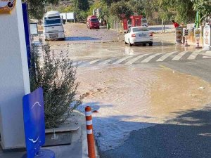 İ̇sale Hattı Patladı, İş Yerlerini Su Bastı