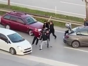 Araçları Durdurup Sopalarla Birbirlerine Saldırdılar