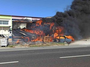 Muğla’daki Yangında Tır Ve Otomobil Hurda Yığınına Döndü